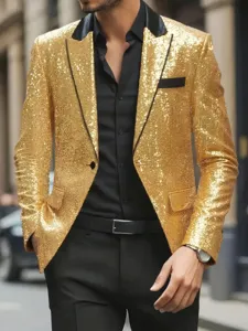 Primer plano de los detalles de la chaqueta de traje con lentejuelas doradas hombre.
