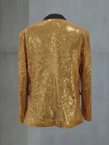 Detalle de espalda de la chaqueta de blazer dorada con lentejuelas para hombre y textura de escenario.