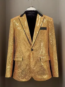 Vista detallada de chaqueta de lentejuelas doradas para hombre con solapa negra brillante.