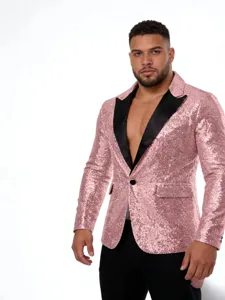 Nahaufnahme des rosa Pailletten-Blazers mit klassischen schwarzen Revers und einzelnem Knopf.