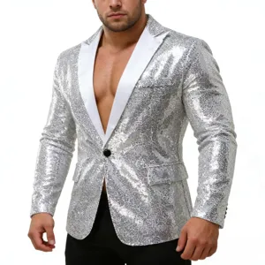 Nahaufnahme eines glänzenden silbernen Pailletten-Blazers mit weißem Schalkragen Detail.