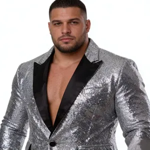 Silberner Pailletten-Blazer Detail mit glitzerndem Stoff und klassischem schwarzem Revers.