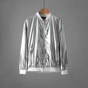 Détail de la veste métallisée argentée brillante avec fermeture éclair sur le devant.