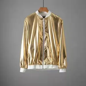 Détail veste bomber dorée brillante homme, tissu métallisé avec poignets et bas côtelés.