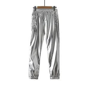 Pantalon décontracté métallique argenté brillant avec taille élastique et bas resserrés.