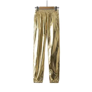 Pantalon décontracté doré brillant, jogger ample et confortable avec une taille élastique.