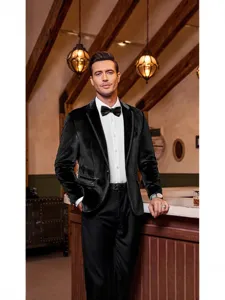 Zwarte fluwelen blazer voor heren met wit overhemd en vlinderdas voor huwelijksfeest.