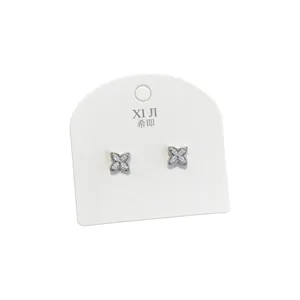 Retro quadratische vierblättrige Zirkon Ohrstecker für Damen, elegante, vielseitige Silberjuwelen.