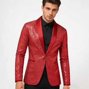 Gros plan détaillé du blazer rouge à sequins brillant avec un revers en satin lisse.