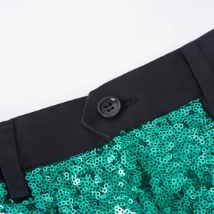 Dettaglio in primo piano di pantaloni con paillettes da uomo con cintura nera e paillettes verdi.