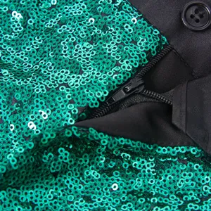 Vista ravvicinata di dettaglio dei pantaloni di paillettes verdi da uomo, costume di scena.