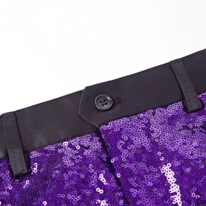 Primo piano della cintura dei pantaloni con paillettes viola da uomo per spettacoli
