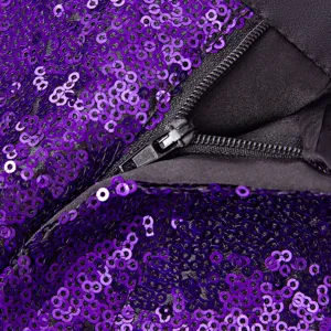 Dettaglio in primo piano di tessuto di paillettes viola con cerniera nera da uomo.