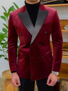 Vista detallada de la chaqueta de traje cruzada de terciopelo burdeos para hombre con solapa.