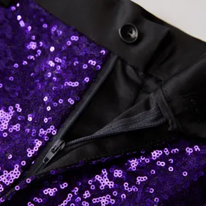 Primo piano pantaloni con paillettes uomo, paillettes viola e vita nera moda.