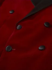 Detalle de primer plano de chaqueta blazer de terciopelo rojo para hombre con solapa.