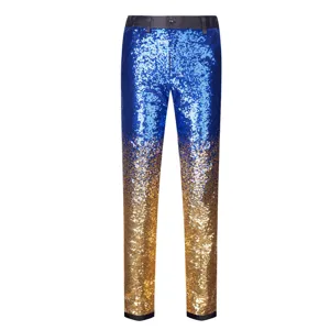 Primo piano sul tessuto dei pantaloni con paillettes da uomo, elegante sfumatura blu oro.