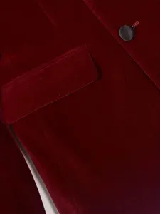 Primer plano detalle de tela y botón de chaqueta blazer casual de terciopelo burdeos.