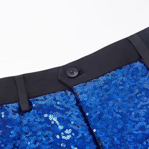 Primo piano sui dettagli della cintura e dei bottoni dei pantaloni di paillettes da uomo.