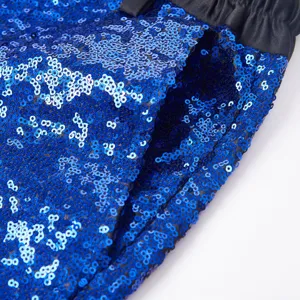 Primo piano dettaglio tasca pantaloni con paillettes blu sfumate e cintura nera uomo.