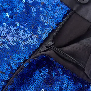 Dettaglio in primo piano di pantaloni eleganti con paillettes da uomo, paillettes blu brillanti.