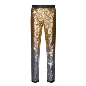 Primo piano dettagliato sui pantaloni di paillettes sfumate con cintura nera chic.
