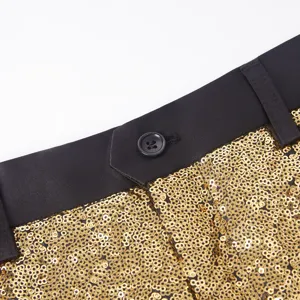 Primo piano dettagliato della cintura dei pantaloni da uomo con paillettes per spettacoli.