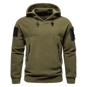 Dettagli della felpa con cappuccio in pile tattico da uomo con tasche e coulisse.