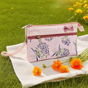 Dettaglio pochette da polso in tessuto floreale, borsa telefono multiuso e astuccio organizer donna.