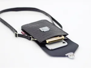 Vista ravvicinata che mostra i dettagli della borsa porta telefono in pelle PU coccodrillo.