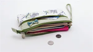 Borsa da polso in tessuto floreale con scomparti multipli con cerniera per piccoli oggetti.