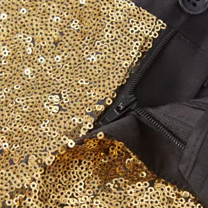 Primo piano sui dettagli dei pantaloni di paillettes da uomo con zip e paillettes dorate.