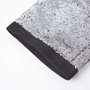 Dettaglio polsino pantaloni con paillettes da uomo, tessuto glitter argento.