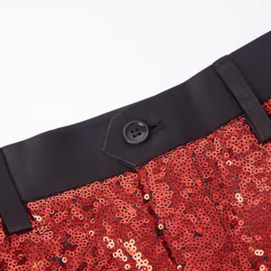 Primo piano sulla cintura dei pantaloni con paillettes da uomo che mostra stile lucido per feste