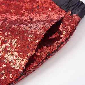 Primo piano dettagliato della tasca dei pantaloni da uomo con paillettes rosse e tessuto.
