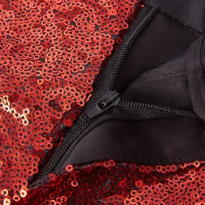 Primo piano dettagliato della cerniera dei pantaloni da abito con paillettes e tessuto