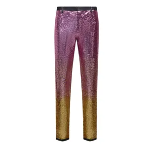 Vista dettagliata di pantaloni con paillettes sfumate da uomo con tessuto scintillante.