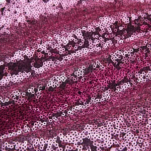 Primo piano dettagliato della texture del tessuto di paillettes rosa brillanti, design.