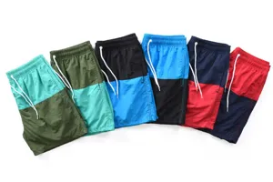 Détail de short de bain homme bicolore avec taille élastique et cordon de serrage ajustable.