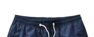 Vue détaillée de la taille élastique de short de plage décontracté pour homme cordon blanc.