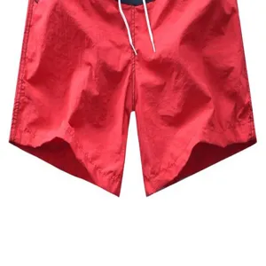 Gros plan detail de short de plage rouge pour homme, short casual d'ete avec cordon de serrage.