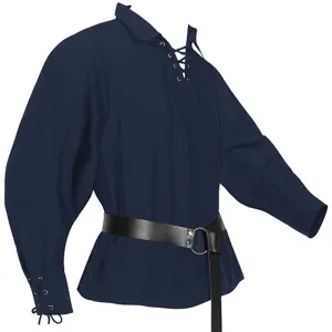 Detailansicht des dunkelblauen mittelalterlichen Herren-Schnürhemds mit schwarzem Gürtel.