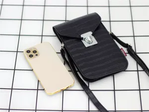 Borsa a tracolla per telefono in pelle PU con stampa coccodrillo nera e fibbia in metallo.