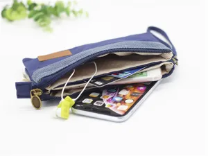 Vue détaillée d'une belle pochette en toile bleue multicouche avec fermeture éclair.