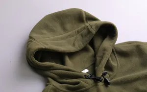 Primo piano dei dettagli della felpa con cappuccio in pile tattico verde militare.