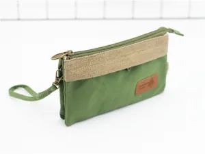 Vue détaillée de la pochette en toile multicouche avec fermeture éclair et dragonne.