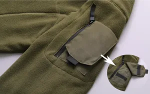 Vista dettagliata della tasca sulla manica della giacca in pile tattica da uomo, stile.