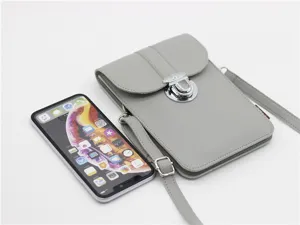 Dettaglio in primo piano della borsa per cellulare a tracolla in pelle PU grigia e metallo.
