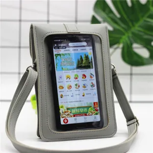 Primo piano dettaglio della borsa a tracolla per cellulare in pelle PU grigia con schermo.