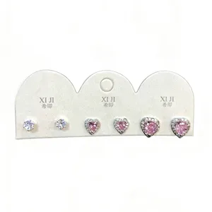 Ensemble de boucles d'oreilles clous en zircone cubique argentée avec de charmants cœurs.